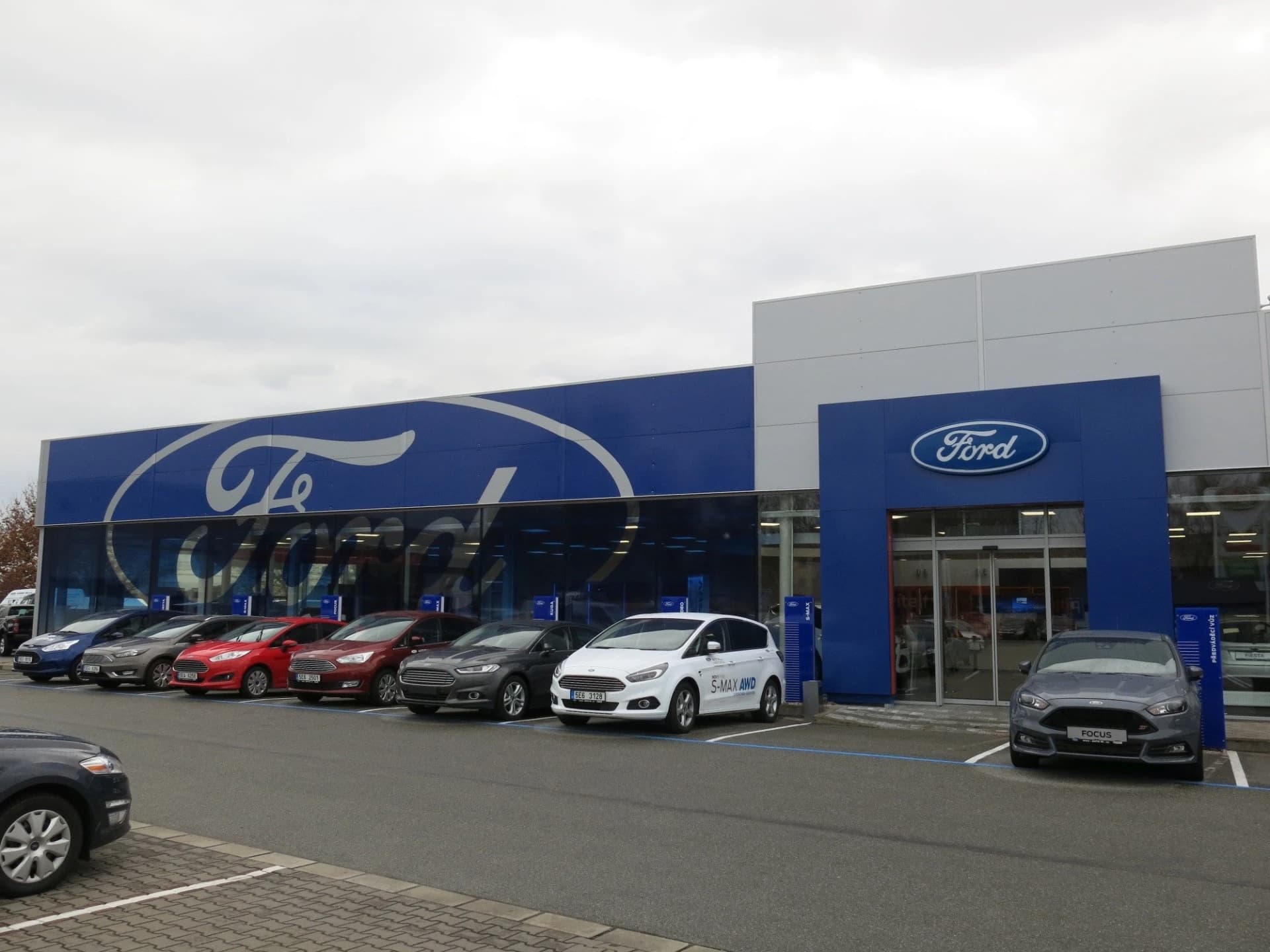 Dokončený autosalon s prosklenou showroomovou částí