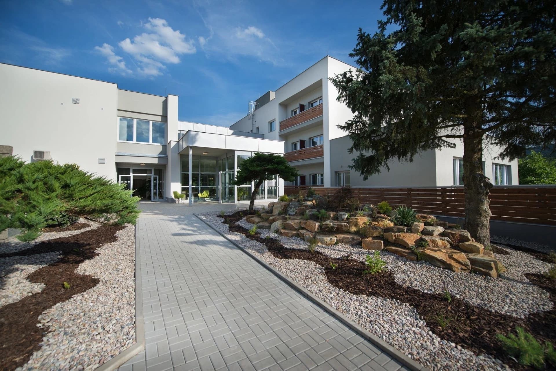 Zrekonstruovaná budova hotelu Kraskov s upraveným předprostorem